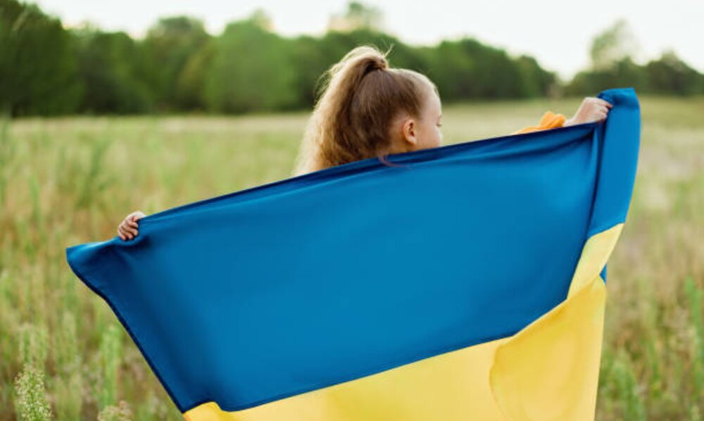 Девочка держит флаг Украины