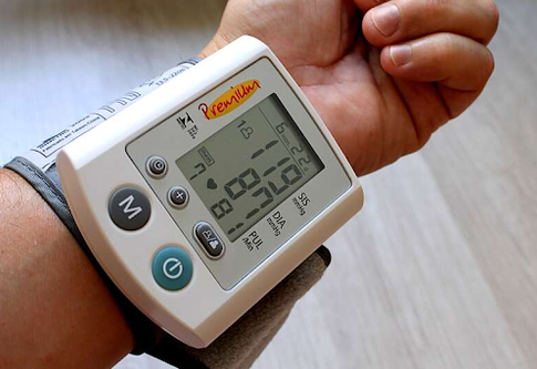  Устройство для измерения артериального давления прикреплено к руке для измерения артериального давления. | © Pixabay
