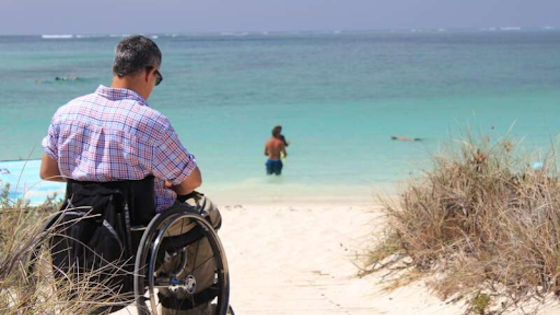 Мужчина в инвалидной коляске на пляже. | © Pixabay