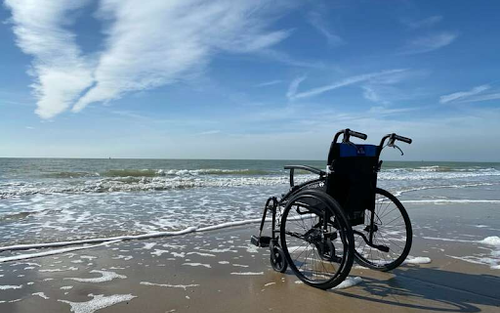 Одинокая инвалидная коляска на пляже, без человека. | © Unsplash