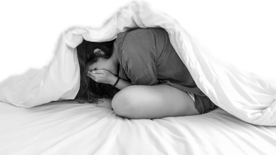 Встревоженная девушка в постели | © Pixabay