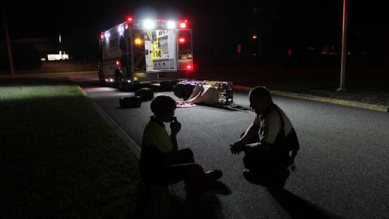 два человека сидят рядом с машиной скорой помощи. | © Pixabay