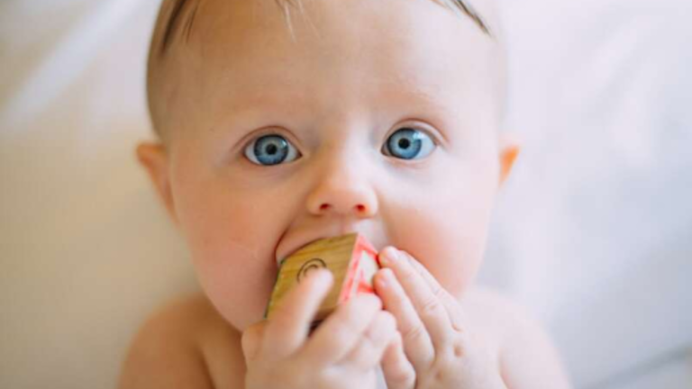  Малыш с игрушечным блоком во рту | © Unsplash