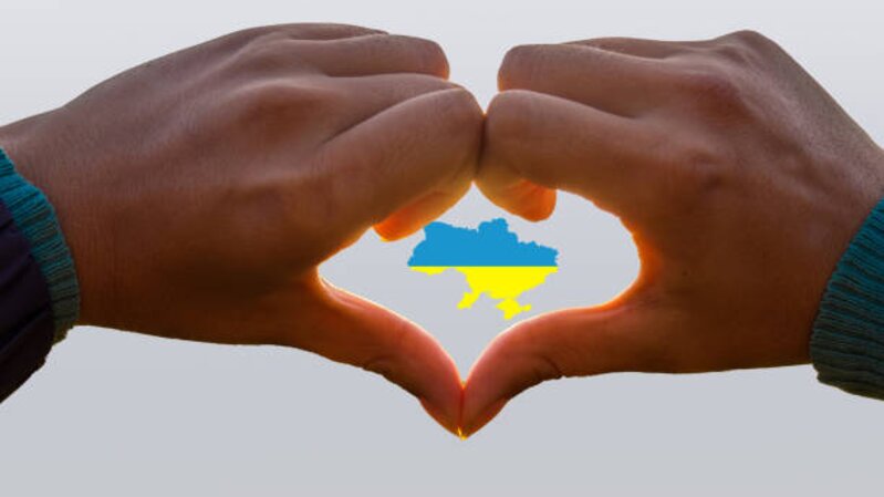 Украина в сердце из рук