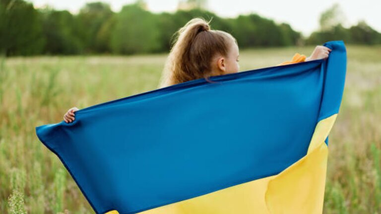 Дівчинка тримає прапор України