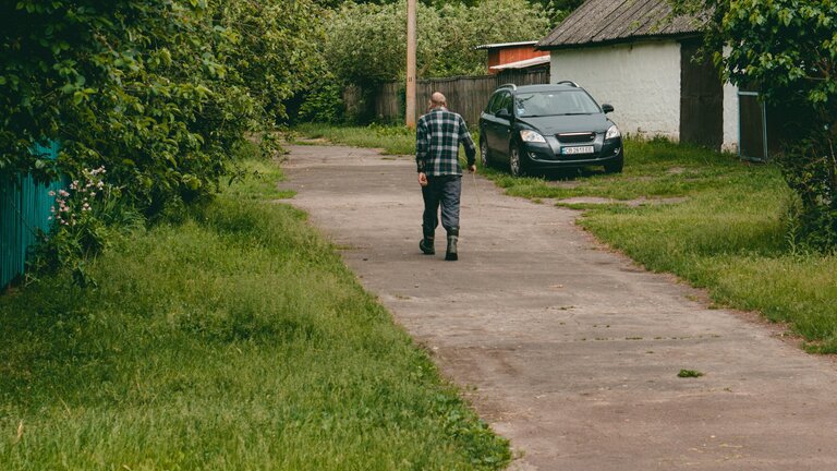 Чоловік йде по вулиці | © Pexels