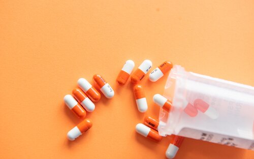 Таблетки в оранжевій капсулі | © Unsplash