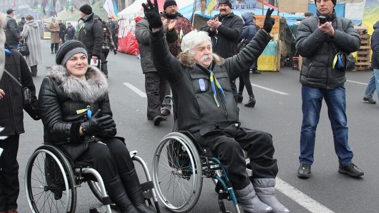 Микола Подрезан із жінкою в інвалідному візку