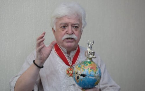 Микола Подрезан із глобусом у руках
