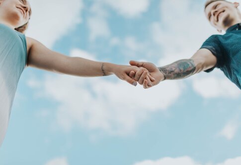 Чоловік і жінка тримаються за руки | © Pexels