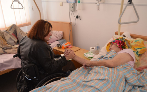 Тетяна Баранцова підтримує хвору жінку