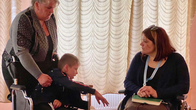 Тетяна Баранцова з дитиною в інвалідному візку