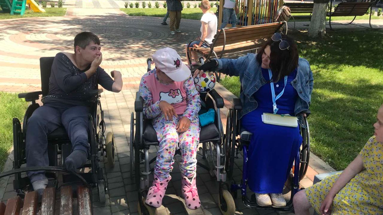 Тетяна Баранцова з людьми в інвалідних візках