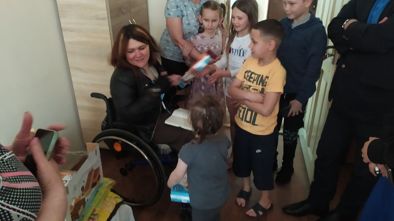 Тетяна Баранцова у колі дітей