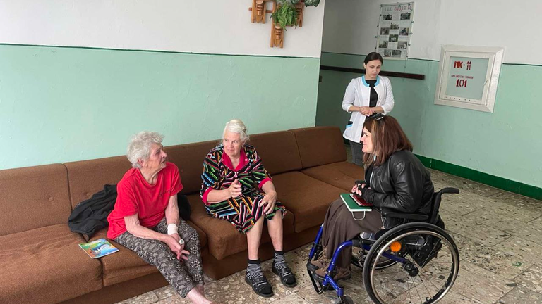 Тетяна Баранцова розмовляє з бабусями