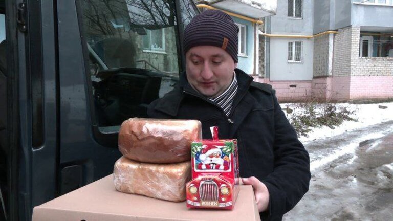 Віктор БУлка з хлібом та солодощами