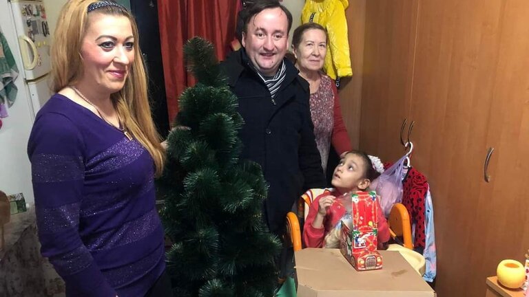 Віктор Булка роздає подарунки дітям з інвалідністю