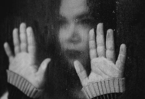 Грустная женщина смотрит через окно на дождь.  | © Pixabay