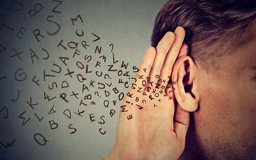 Людина, яка прислухається до звуків | © Pixabay