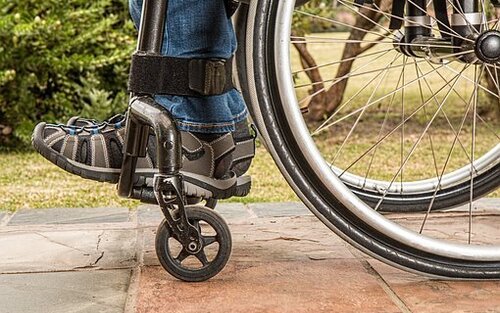 Ноги людини в інвалідному візку