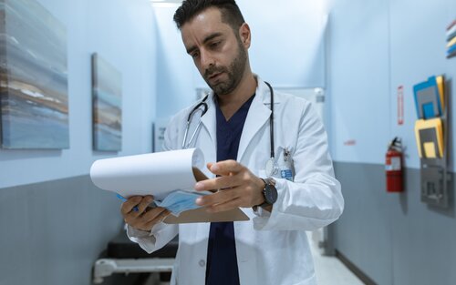 Лікар переглядає папери