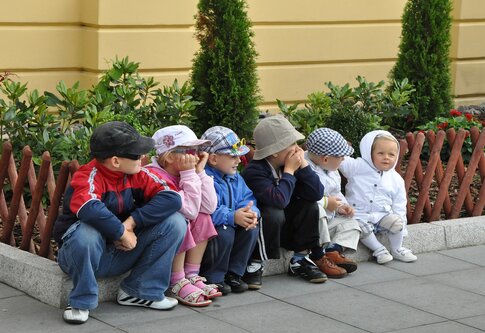 Діти різних віку сидять на вулиці | © Pixabay