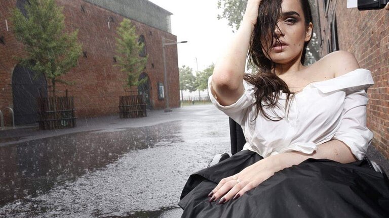 Дівчина в інвалідному візку під дощем | © Instagram
